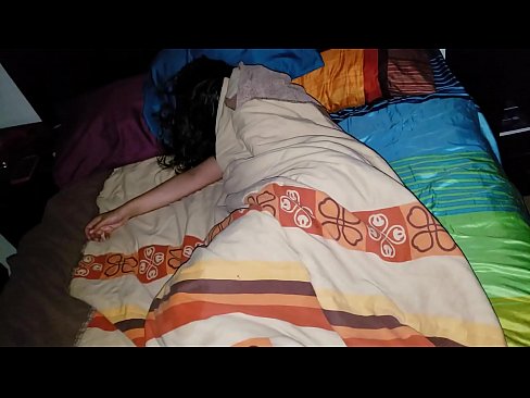 ❤️ सौतेला बेटा सोते समय अपनी युवा सौतेली माँ को डांटता है। ☑ घर का अश्लील  हम पर ️❤